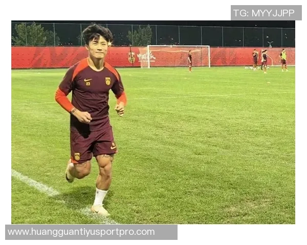 泰山队第72分钟进攻失误谢文能传中直接飞出底线引发球迷失望 泰山队第72分钟进攻失误谢文能传中直接飞出底线引发球迷失望