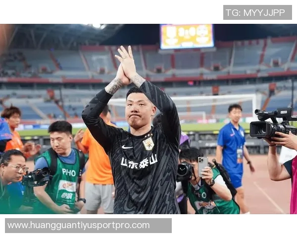 王大雷36岁庆祝里程碑荣获两件中国顶级联赛出场数纪念球衣